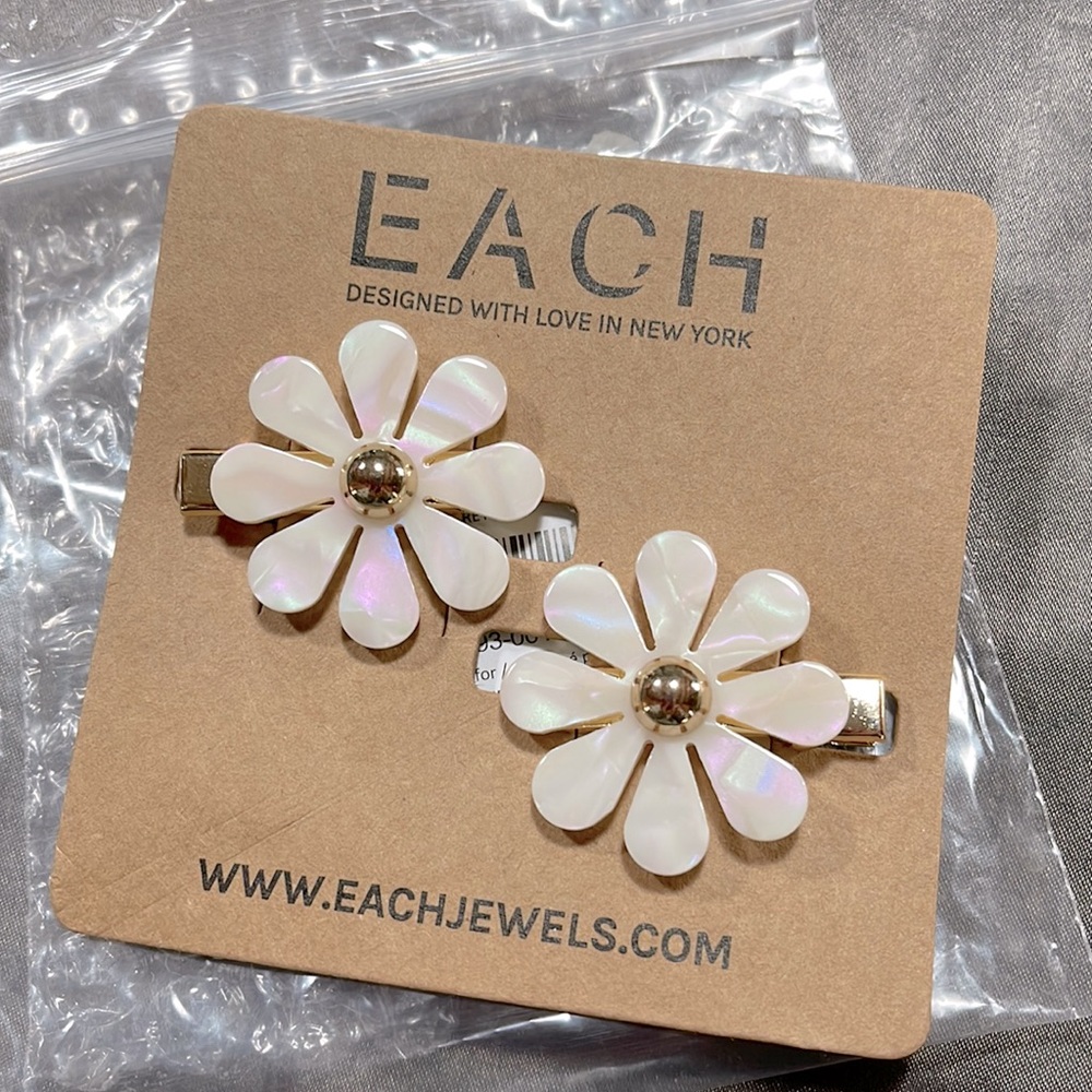 NWT Each “Caroline” daisy barrette in pearl